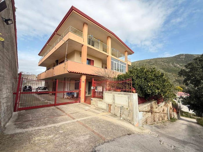Casa con 6 locali in vendita in Traversa Privata di Via Michele Fiorillo, San Leucio Briano, Caserta