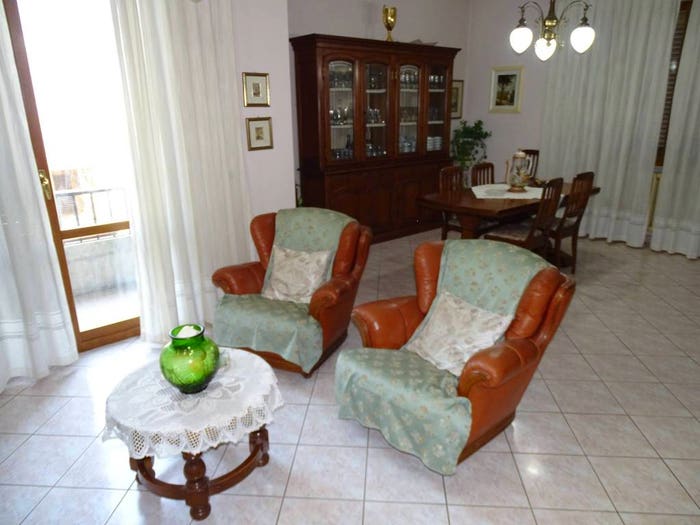 Casa con 6 locali in vendita in Centro, Montale