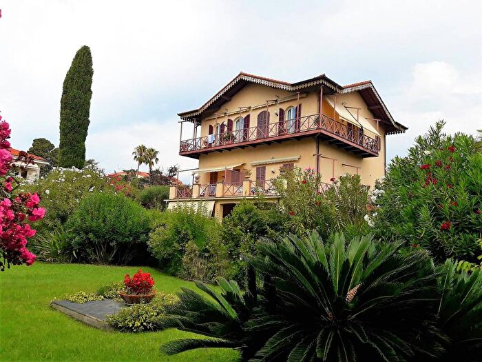 Casa quadrilocale in vendita in Via Vittorio Veneto, Centro, Bordighera