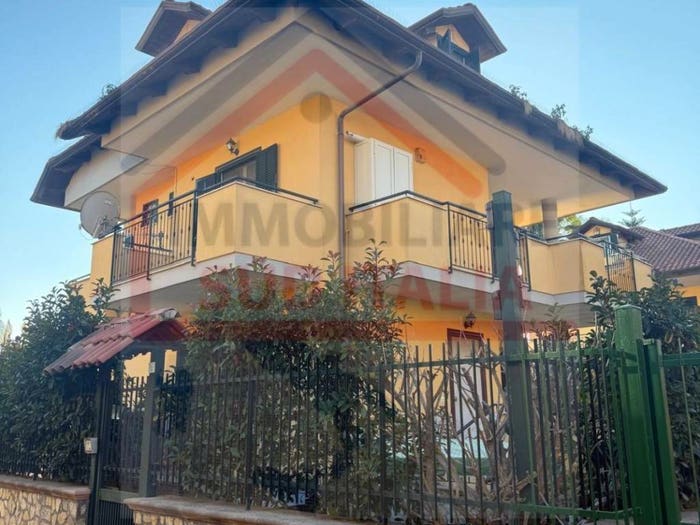 Casa con 5 locali in vendita in Via Staffetta, Lago Patria, Giugliano in Campania