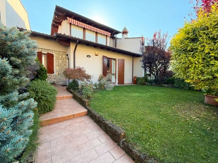 Casa con 5 locali in vendita in Via degli Alpini, Centro, Passirano