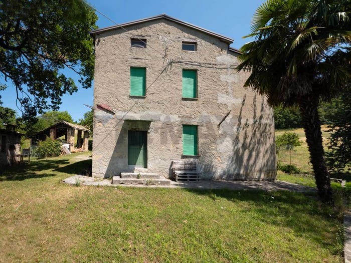 Casa con 6 locali in vendita in Varano de' Melegari