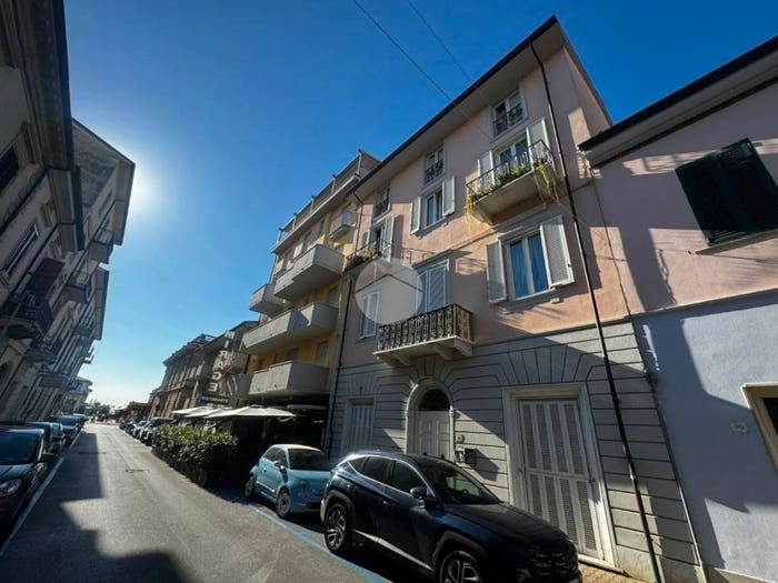 Appartamento con 5 locali in vendita in Via Zanardelli, Lungomare, Viareggio