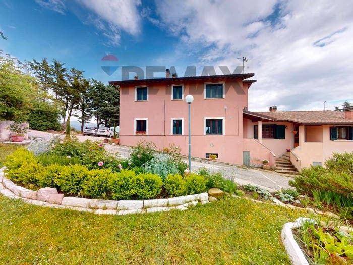 Casa con 6 locali in vendita in Gualdo Tadino