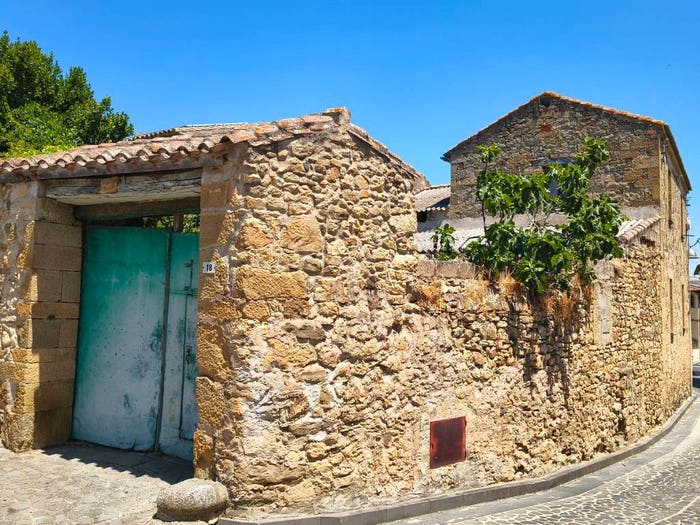 Casa con 6 locali in vendita in Via Vittorio Emanuele II, Gonnoscodina