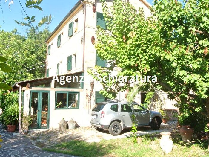 Casa con 6 locali in vendita in Vallefoglia