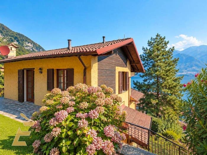 Casa quadrilocale in vendita in Viale Sant' Ambrogio, Limonta, Oliveto Lario
