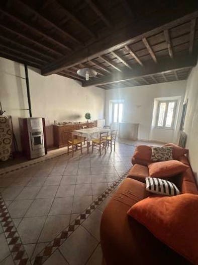 Appartamento con 6 locali in vendita in Vicolo Sant'Antonio Abate, Centro, Alatri
