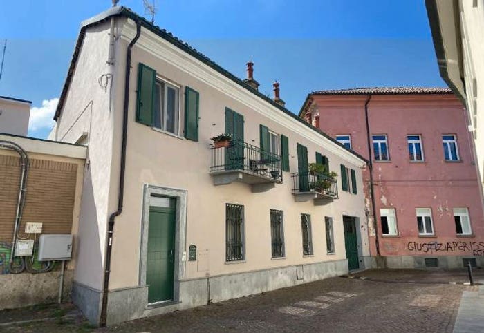 Casa con 6 locali in vendita in Via Vincenzo Gioberti, Centro, Alba