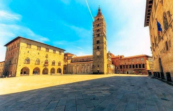 Appartamento con 6 locali in vendita in Piazza della Sala, Pistoia