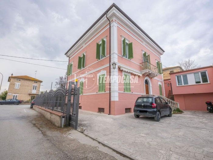 Appartamento con 6 locali in vendita in Via Giugno, Stazione Morrovalle, Morrovalle