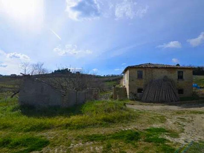 Casa con 6 locali in vendita in Appignano del Tronto
