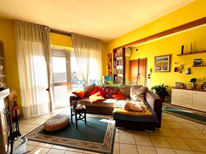 Casa con 5 locali in vendita in Via Benedetto Cairoli, Centro, Monsummano Terme