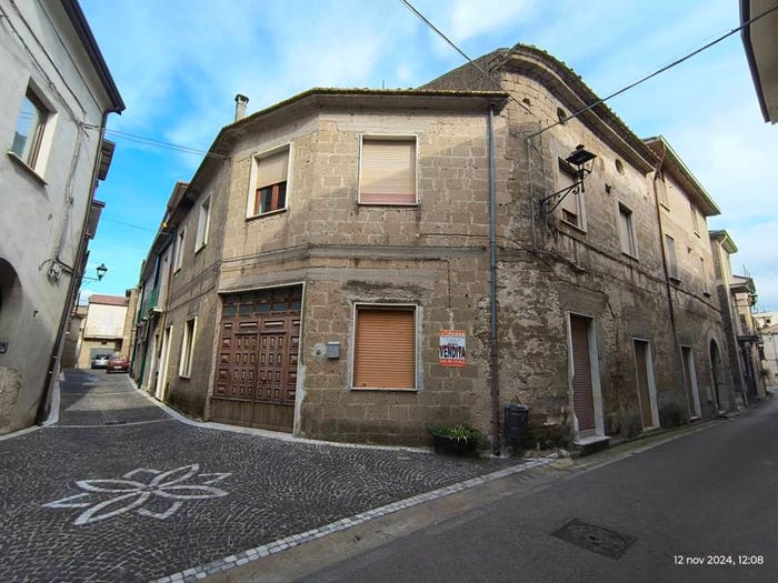 Casa con 6 locali in vendita in Via del Commercio, Moiano