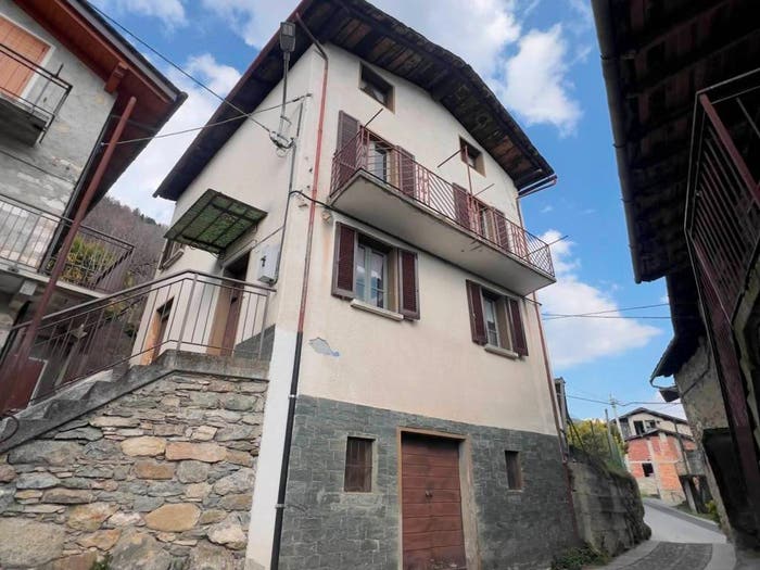 Casa con 6 locali in vendita in Via Sant'Abbondio, Centro, Tresivio