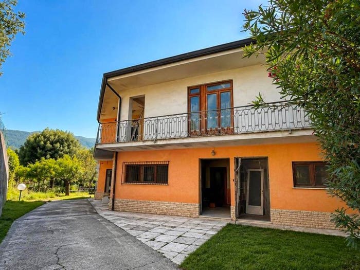 Casa con 5 locali in vendita in Via Capranica Alta snc, Alatri