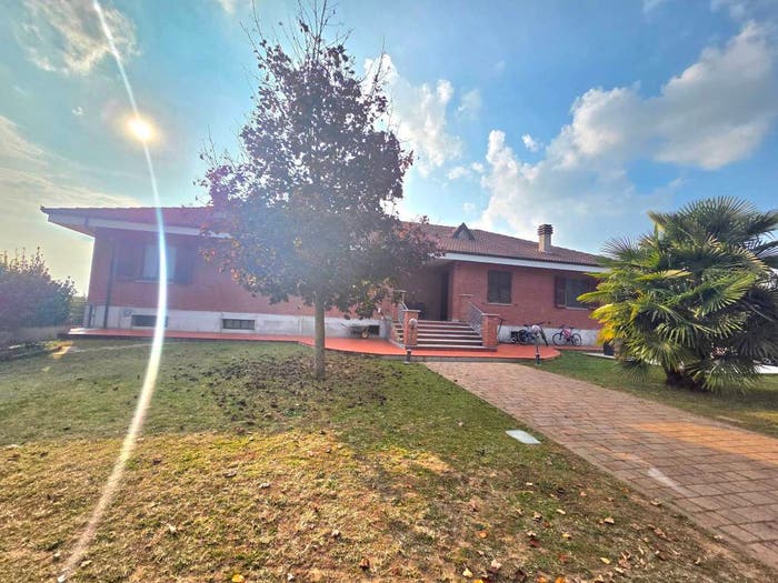 Casa con 6 locali in vendita in Corso Torino, Asti