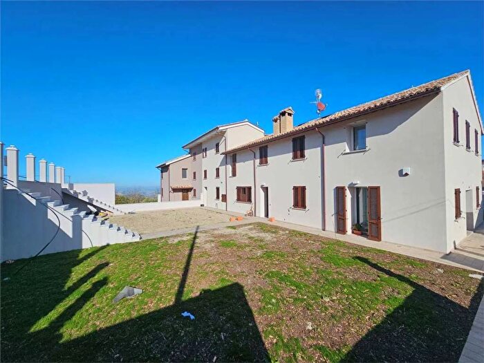 Casa con 6 locali in vendita in Strada Provinciale Delle Cesane SNC, Urbino