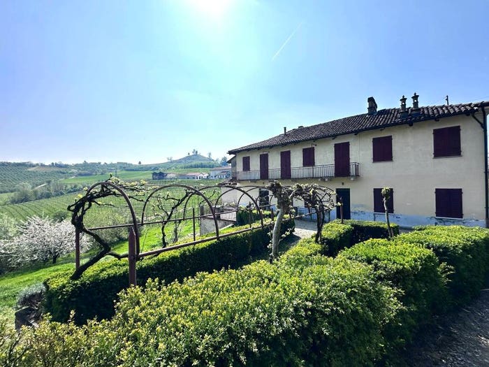 Casa con 6 locali in vendita in Strada Santa Rosalia, Santa Rosalia, Alba