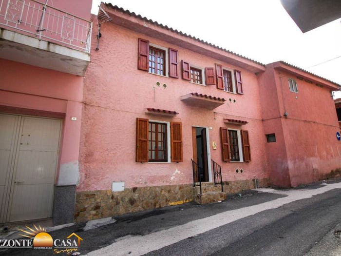 Casa con 5 locali in vendita in Via Monte Grappa, Centro, Torpè