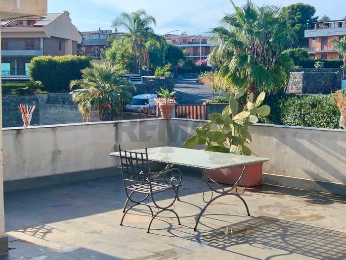 Casa con 6 locali in vendita in Viale Angelo Vasta, Cannizzaro, Catania