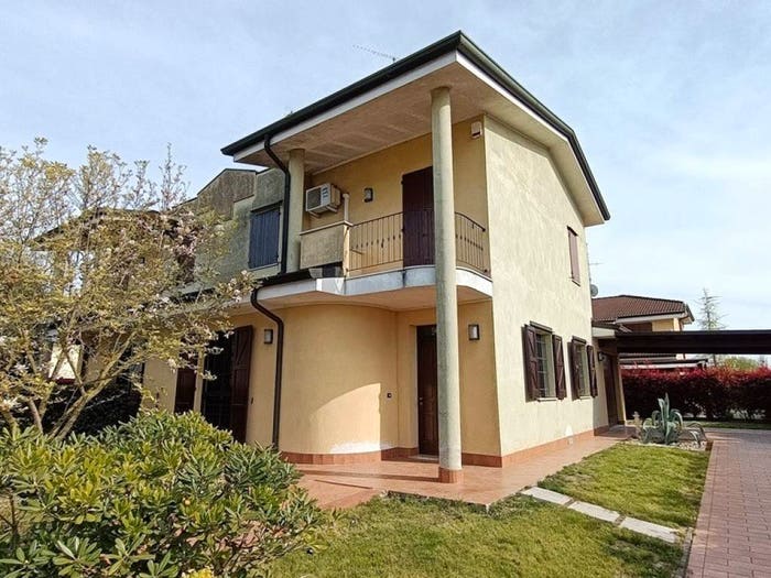 Casa quadrilocale in vendita in Via Ugo Bassi, Moglia