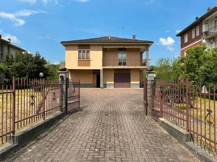 Casa con 6 locali in vendita in Via Serravalle, Gavi