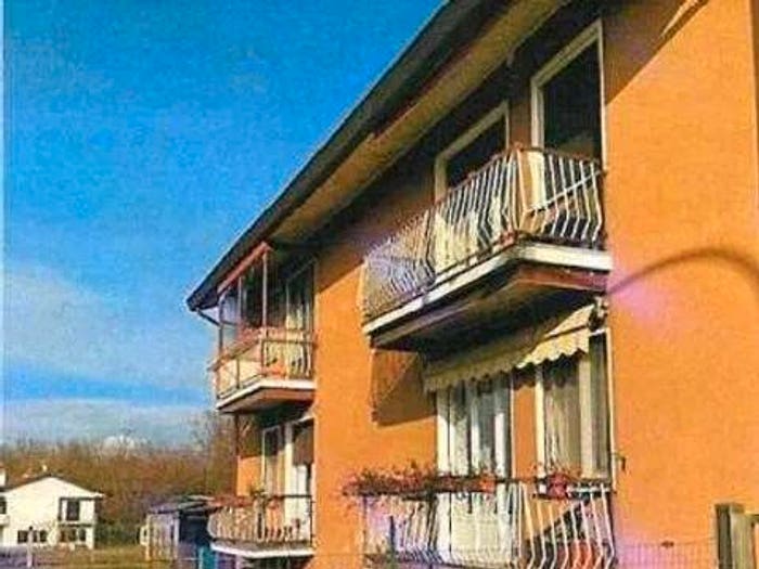 Appartamento con 5 locali in vendita in Via Milano, Angera