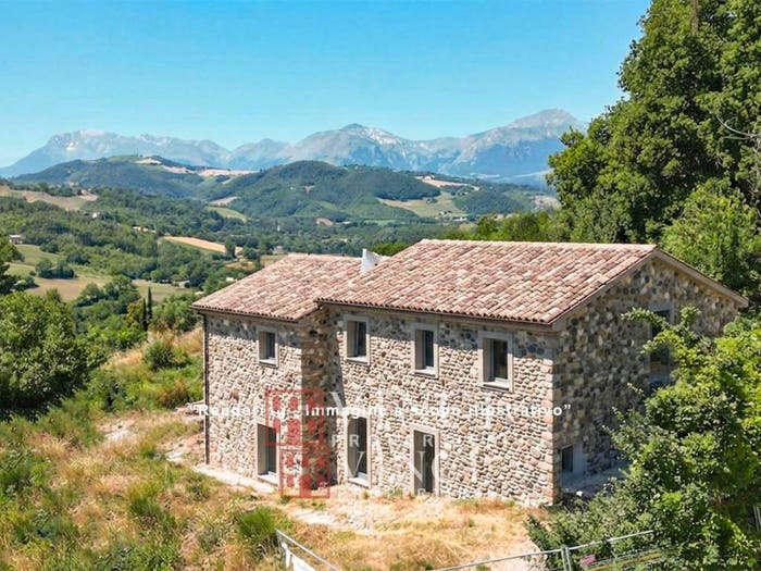 Casa con 6 locali in vendita in Monte San Martino