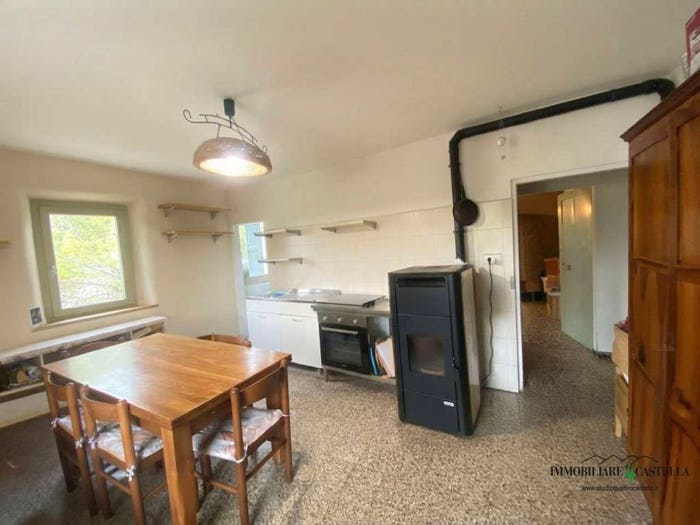 Casa con 5 locali in vendita in via Cavandola, Canossa