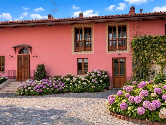 Casa con 6 locali in vendita in Via Santa Teresina, Centro, Romano Canavese