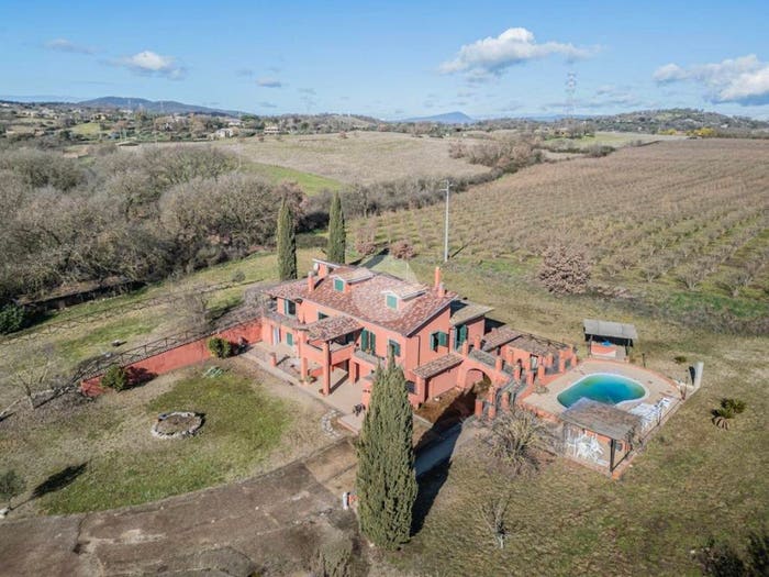 Casa con 6 locali in vendita in Via Grotte Finocchiara, Nepi