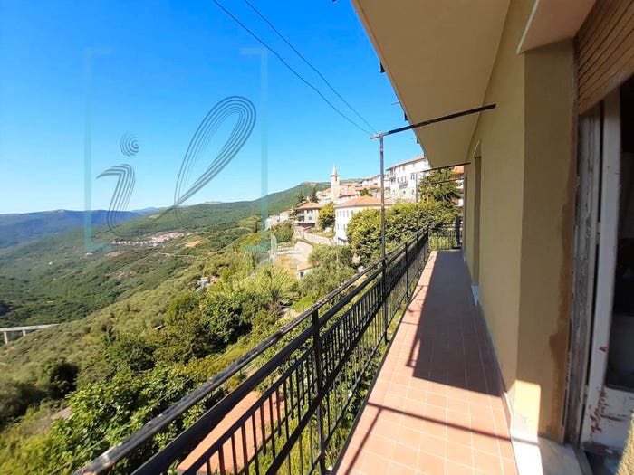 Casa con 6 locali in vendita in Cesio
