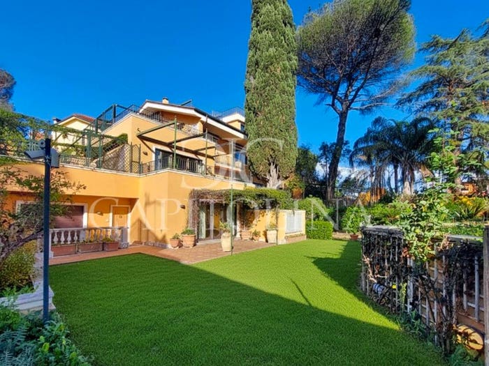 Casa con 6 locali in vendita in Via Giuseppe Vaccari, Camilluccia Farnesina, Roma