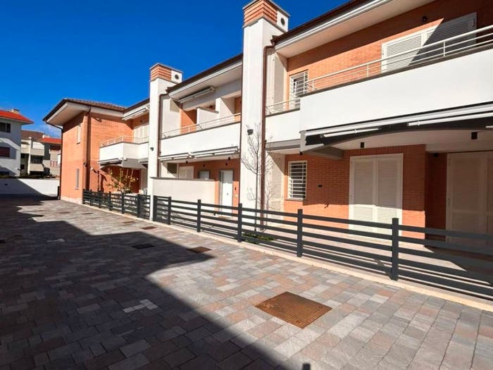 Appartamento quadrilocale in vendita in Viale del Sole, Lavinio Mare, Anzio