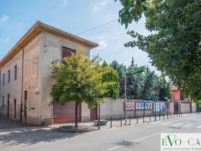Casa con 6 locali in vendita in Piazza d'Armi, Centro, Magnago