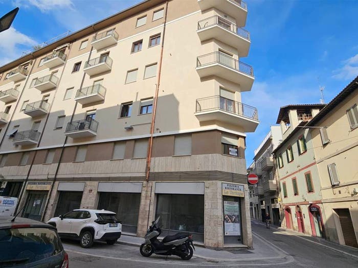 Appartamento quadrilocale in vendita in Via Gentile da Foligno, Centro Storico, Foligno
