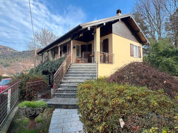 Casa quadrilocale in vendita in Via per Albagnano, Centro, Bee