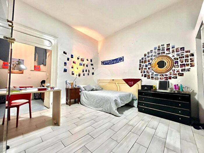 Appartamento con 6 locali in vendita in Via Pietro Trinchera, Napoli