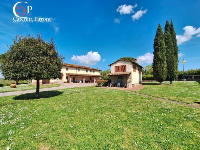 Casa con 6 locali in vendita in località La Casina, Bucine