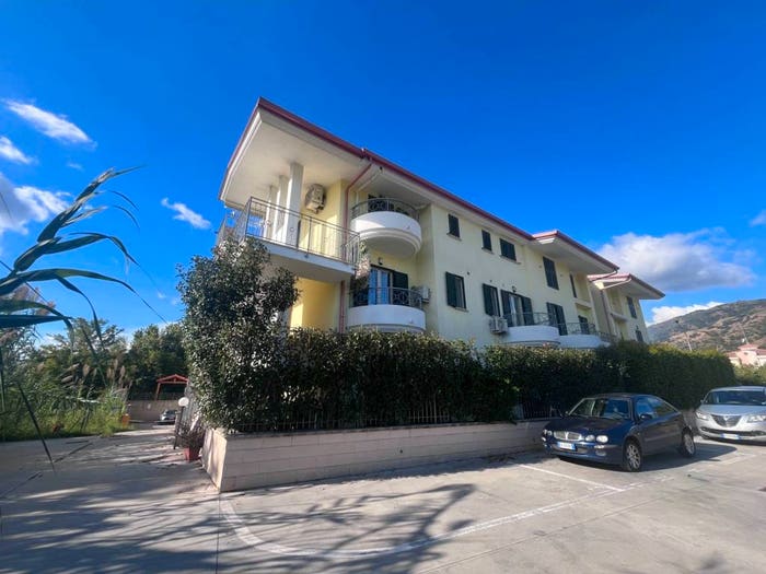 Appartamento quadrilocale in vendita in via F Caracciolo, Montepaone Lido, Montepaone