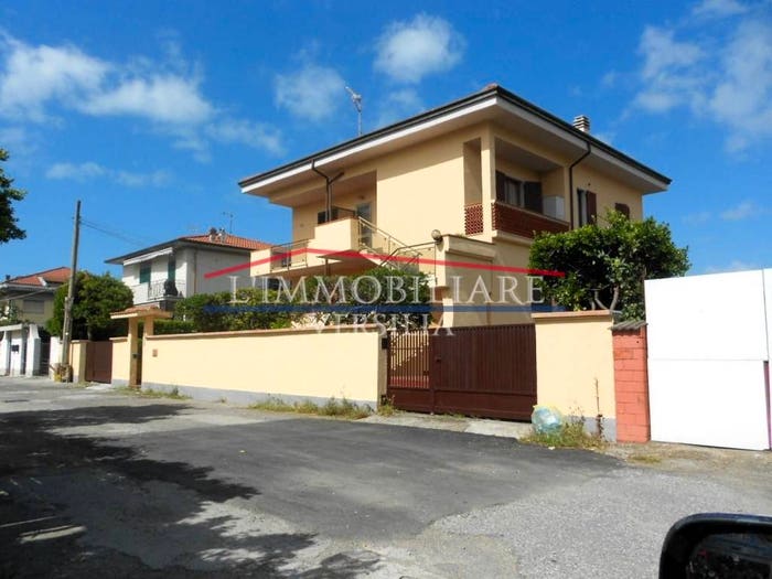 Appartamento trilocale in vendita in Viale delle Pinete, Marina di Carrara, Carrara