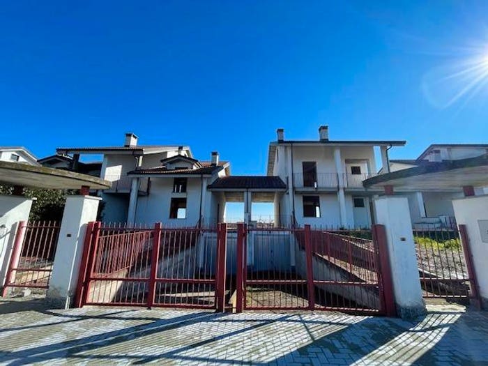 Casa con 5 locali in vendita in Via Aprile, Lagnasco
