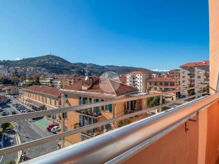 Appartamento quadrilocale in vendita in Via Giacomo Puccini, Oneglia, Imperia
