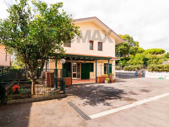 Casa con 6 locali in vendita in Via Luigi Pirandello, Centro, Pedara