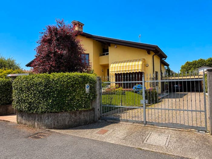 Casa trilocale in vendita in Via Giuseppe Verdi, Lazzate