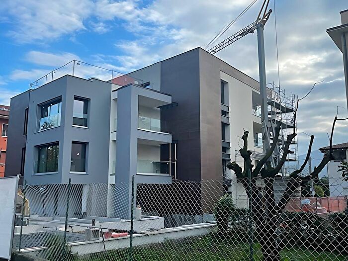 Appartamento trilocale in vendita in Via Stretta, Casazza, Brescia