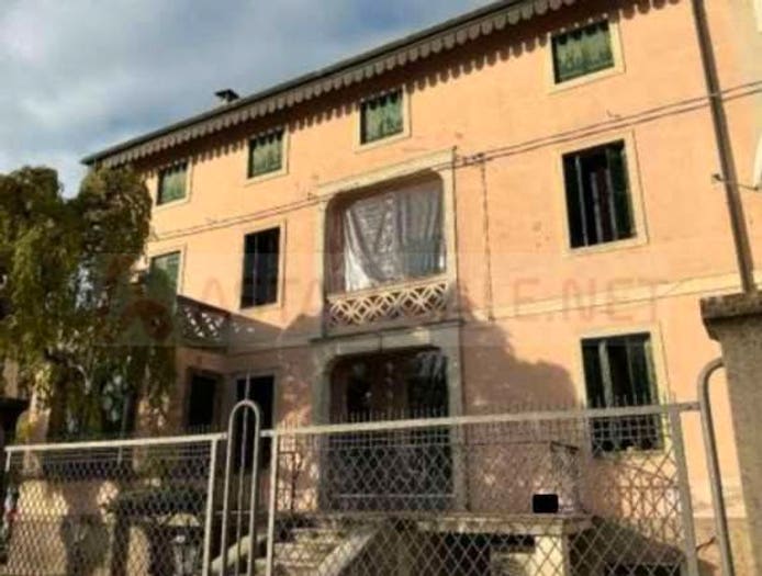 Appartamento con 6 locali in vendita in Via Cesare Battisti, Centro, Lonigo