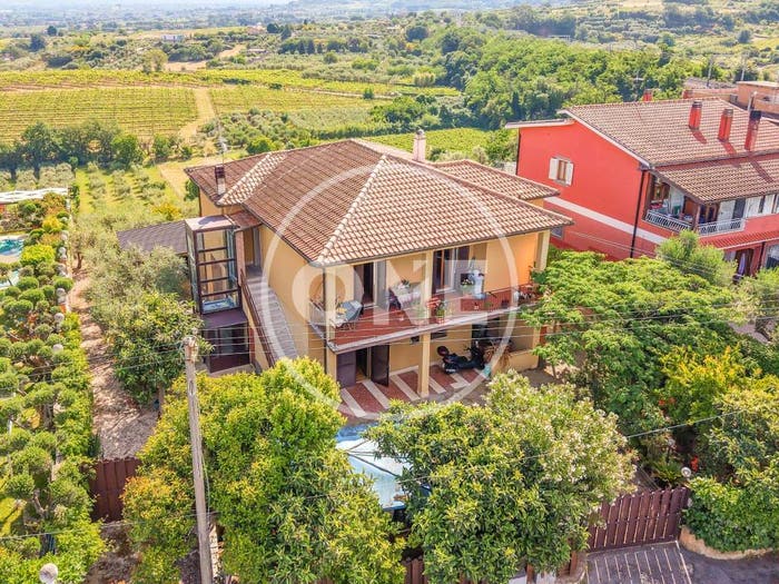 Casa con 6 locali in vendita in Via di Fontana Candida, Finocchio, Roma