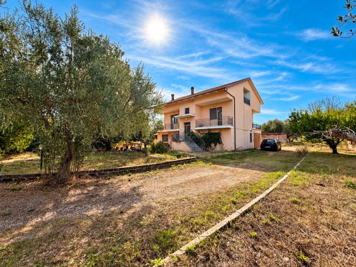 Casa con 6 locali in vendita in Via Moncocitto, Cepagatti